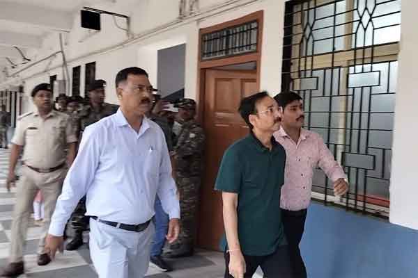 झारखंड शराब घोटाले में बड़ा पर्दाफाश: आईएएस अफसर की पत्नी के खाते में हर महीने पहुंचते थे लाखों रुपये